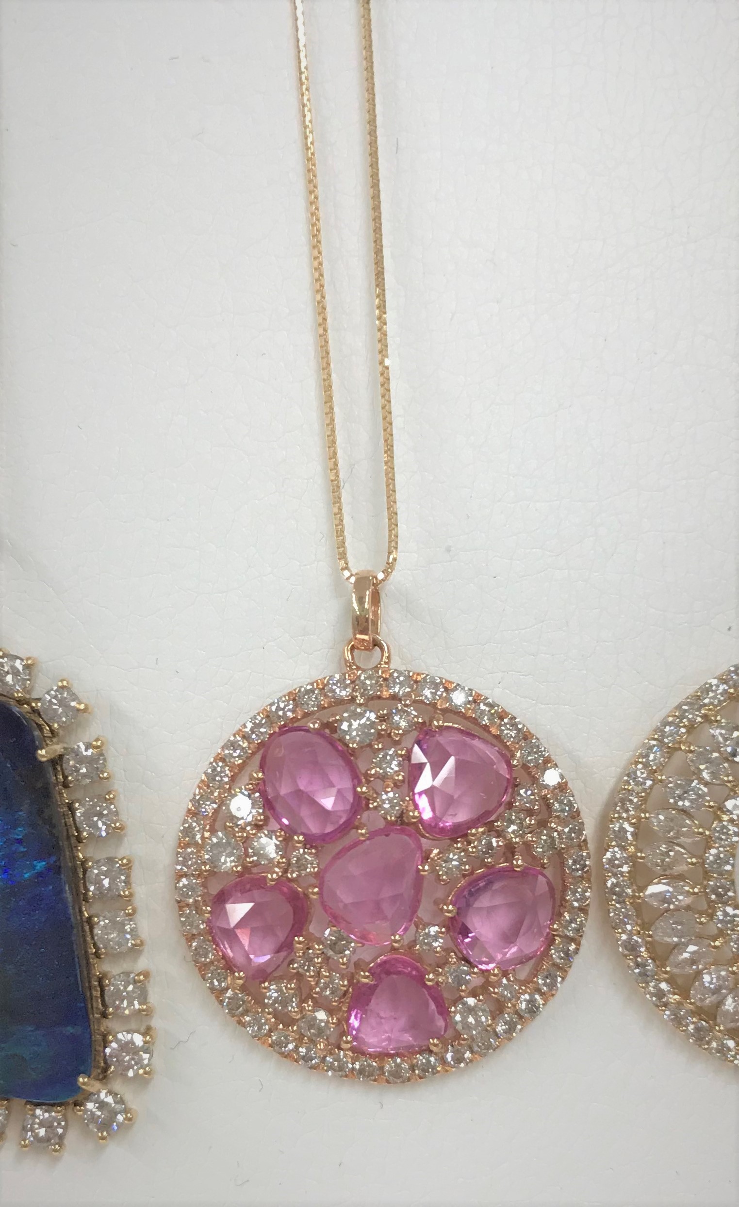 華やかさで選ぶならピンクの宝石！ピンク色の宝石の名前と種類一覧 
