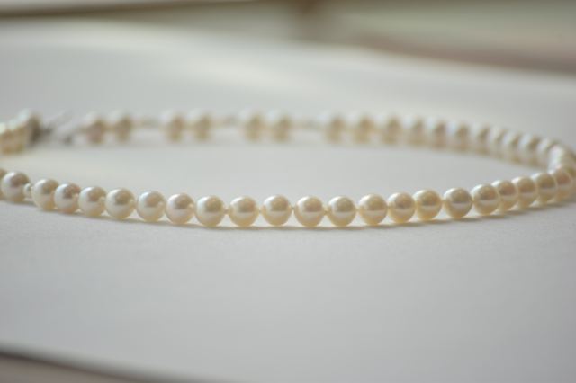 真珠の意味と石言葉 真珠の英語 卒業式 入学式に真珠が選ばれる理由は ヒカリモノガタリ ジュエリー アクセサリーと大人のおしゃれ情報メディア