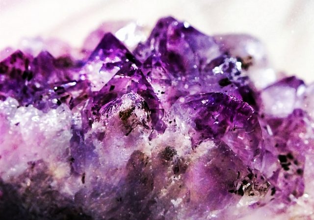 紫の宝石 高貴さ漂うパープル系の宝石の名前と種類一覧 ヒカリモノガタリ ジュエリー アクセサリーと大人のおしゃれ情報メディア