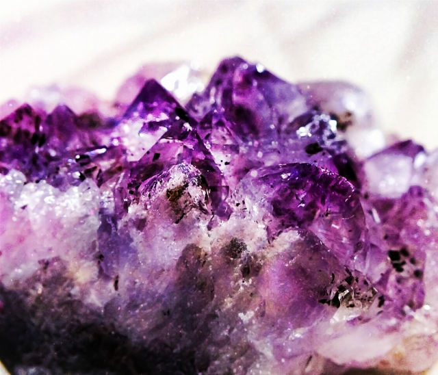 紫の宝石 高貴さ漂うパープル系の宝石の名前と種類一覧 ヒカリモノガタリ ジュエリー アクセサリーと大人のおしゃれ情報メディア