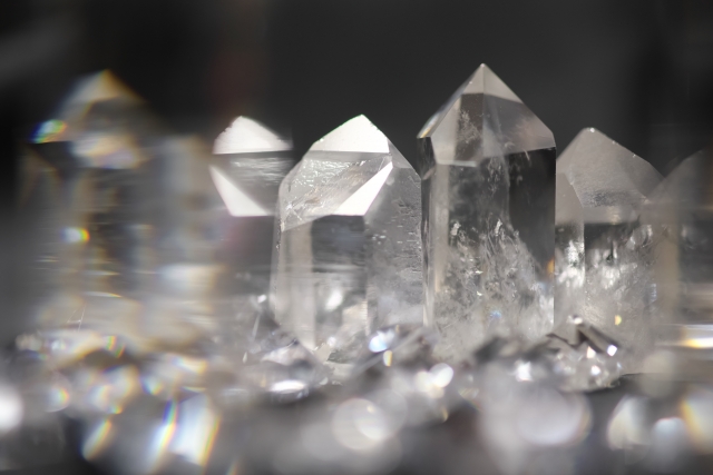 宝石の種類 クォーツ 意味と誕生月 水晶 と めのう の違いは ヒカリモノガタリ ジュエリー アクセサリーと大人のおしゃれ情報メディア