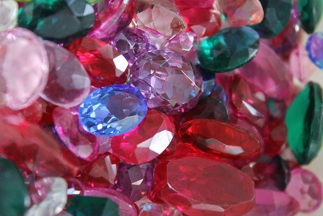 カラーチェンジする宝石7選。色が変わるのはどんな種類の宝石 