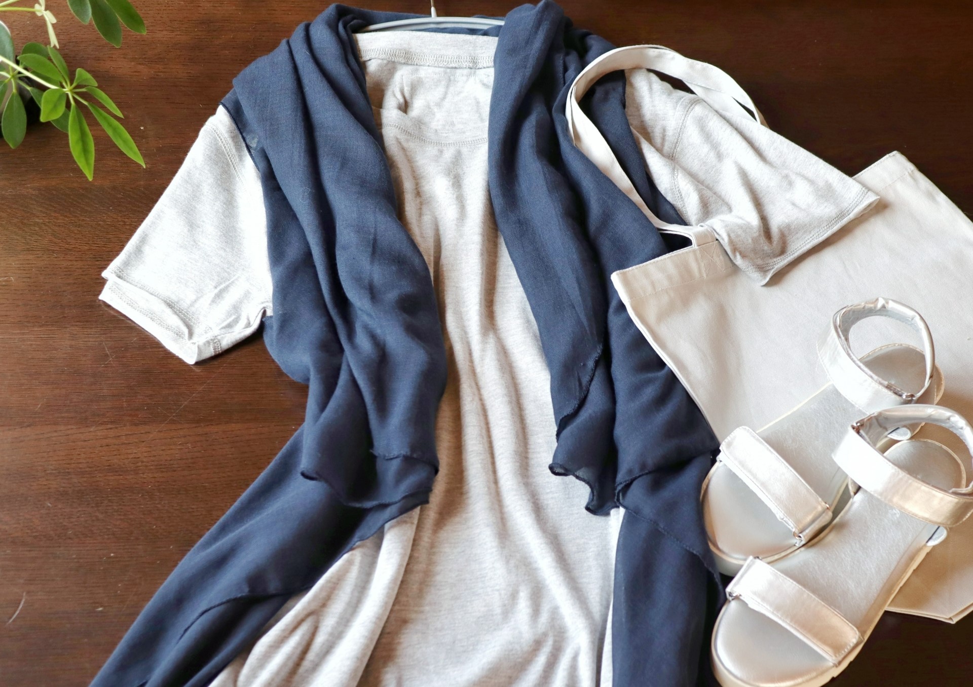 流行の ジレ とは ベストとの違いやおすすめの着こなしを紹介 ヒカリモノガタリ ジュエリー アクセサリーと大人のおしゃれ情報メディア