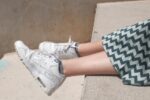 2025年春夏の大人スニーカーは、白ハイテク＆グレー薄底なら着回し万能