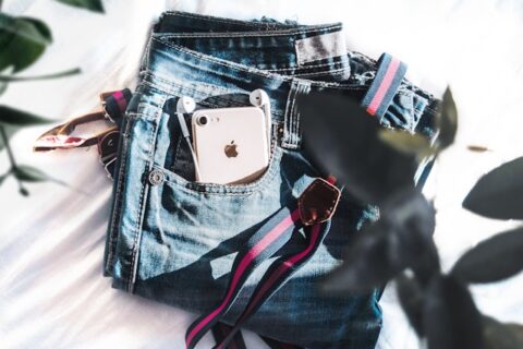 貴重品とファッションを考える──ポケットに入ったスマホ