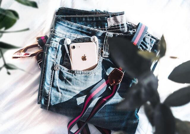 貴重品とファッションを考える──ポケットに入ったスマホ